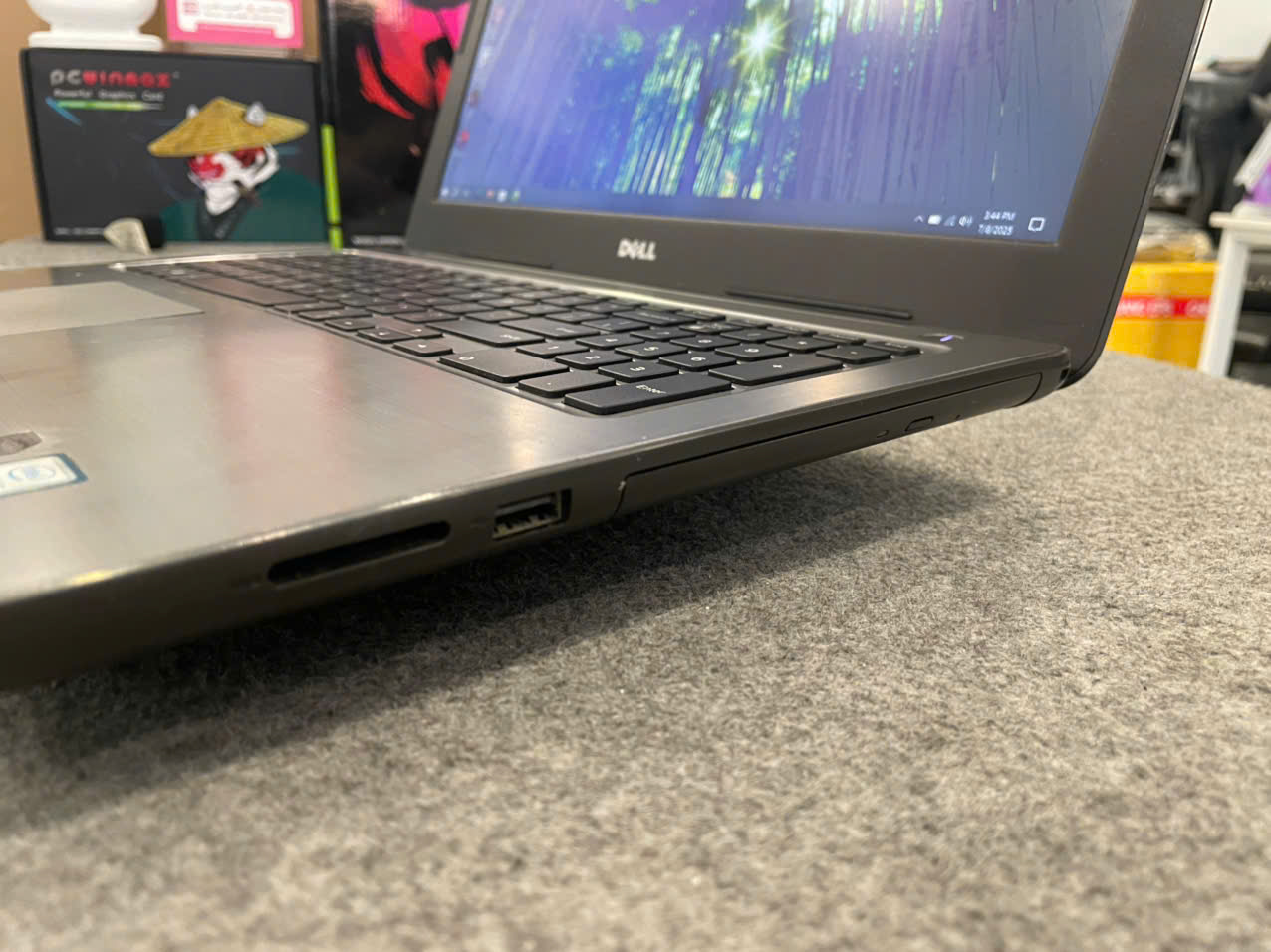Laptop Dell Inspiron 5567 - 15.6" FHD / I5-7200U / Vga R7 M455 / 8G / 256GB