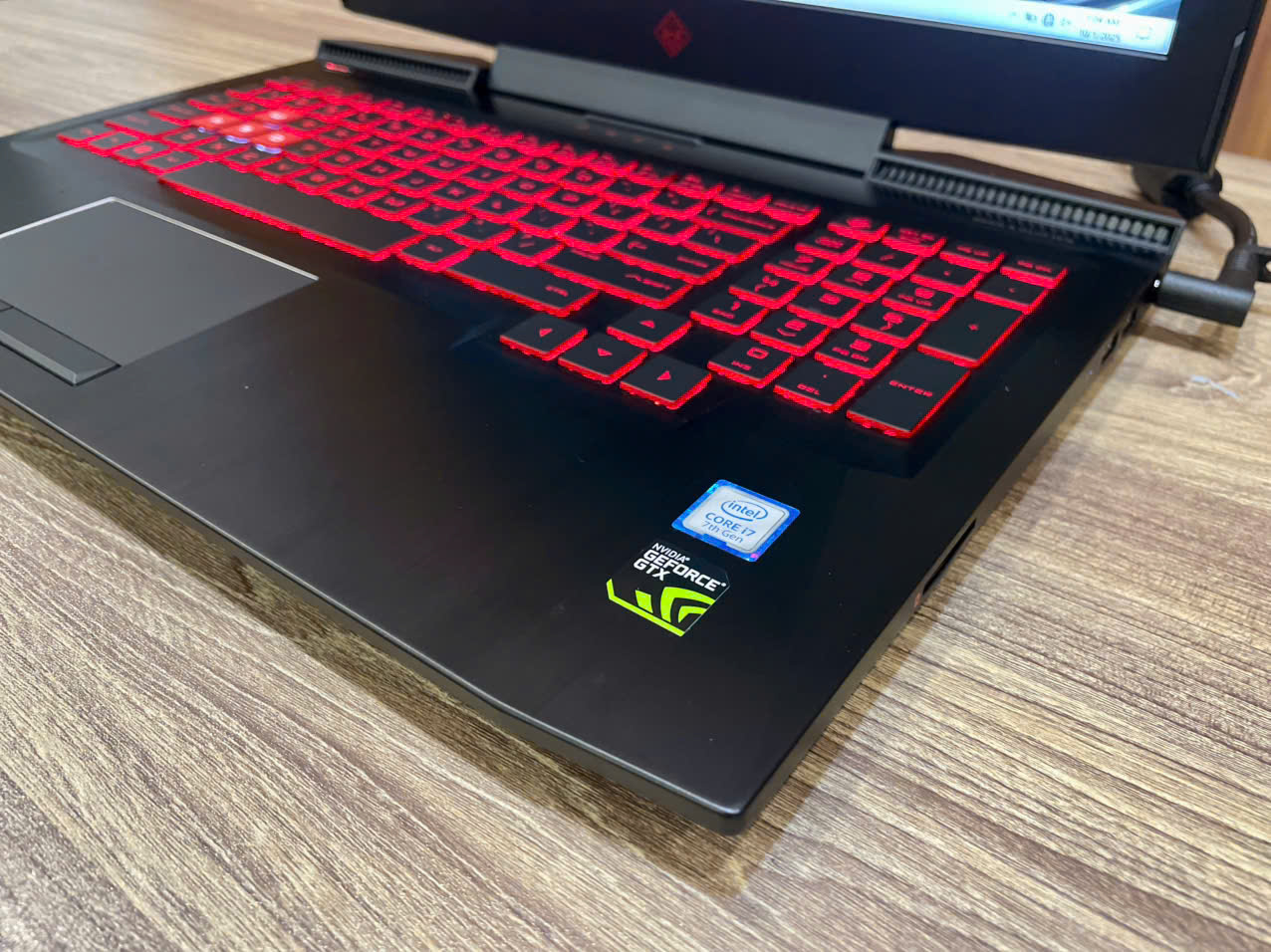 Laptop Gaming HP OMEN 15T - 15.6" IPS / i7-7700HQ / GTX 1060 Max-Q / 16GB / SSD 256G + HDD 2Tb (box 2nd)