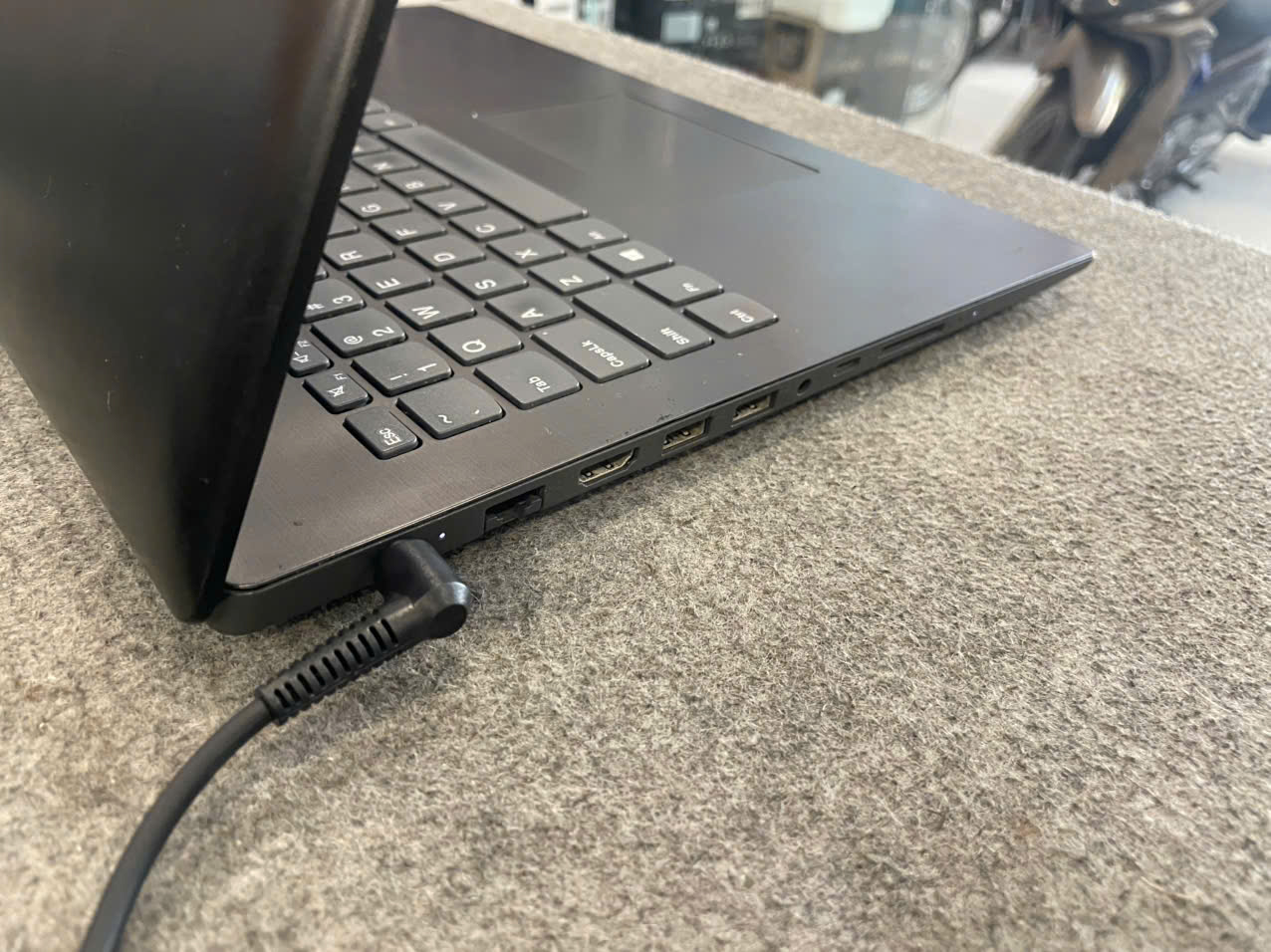 Laptop Lenovo 81DE - 15.6" Full HD / i5-8256U / 8G / 120G