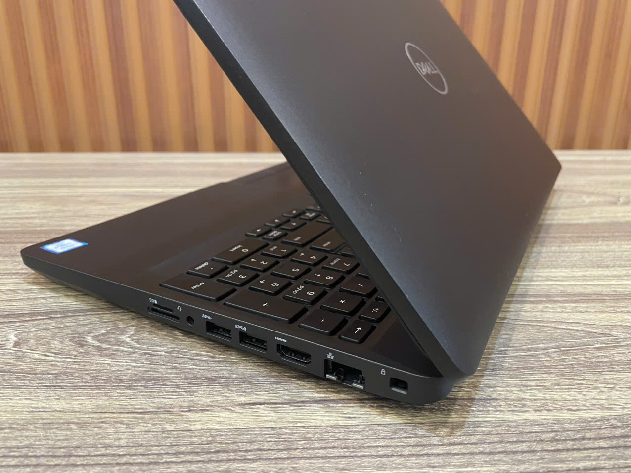 Laptop DELL Latitude 5501 _ 15.6" FHD IPS / i7-9850H / 16G / 250G (Tạm hết hàng)